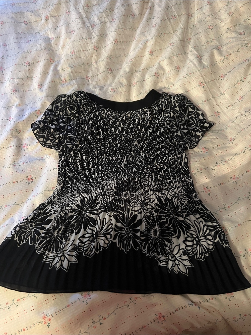 NICOLA Black & White Floral Smocked Tunic Top - Picture 9 of 10